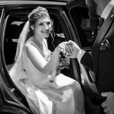 fotografia-de-bodas-sevilla-dos-hermanas-novia-coche-wb