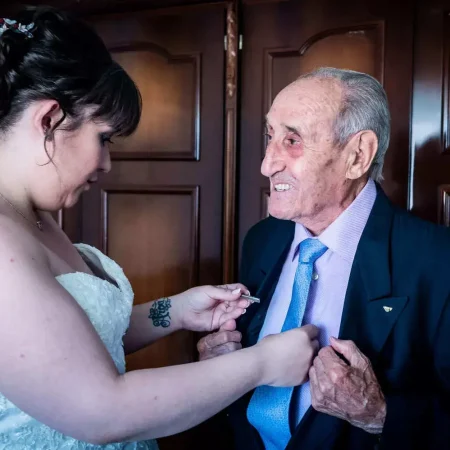 fotografo-boda-sevilla-novia-colocandole-la-corbata-a-su-abuelo